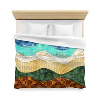 The king duvet cover features a layered, wavy design resembling the view out to sea from the beach edge.