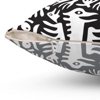 Hidden zipper on a reversible pillow